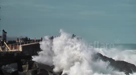 Surprised by the waves-Sorprendidos por las olas