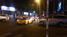 Lamborghini Gallardo vừa đi vừa đẩy giữa đường phố Sài Gòn