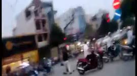 the husband kicks in the face of his wife on the street in Sai Gon