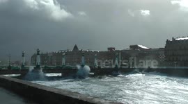 Waves, wind and rain on the Cantabrian coast-Olas, viento y lluvia en la costa cantábrica