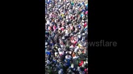Thousands of tourists crammed in Mount Tai entrance over public holiday