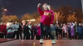 Girl, 5 leading square dance goes viral in China