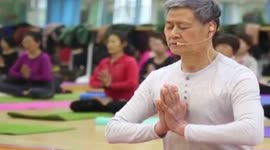73-year-old Chinese granddad opens free yoga class