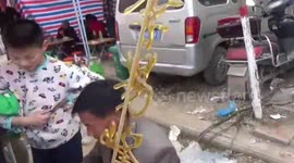 Chinese street artist creates amazing sugar spun decorations