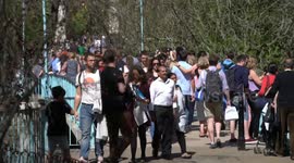 UK Weather: Tourist, enjoy Spring sunshine in St James Park