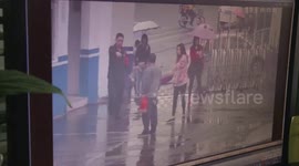 Alleged robber runs into police station in southern China