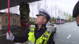 Police officer holds falling down cable up for 40 minutes to ensure traffic moving