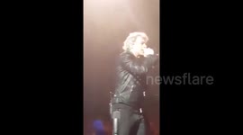 Audience member gets invited onstage to sing with Jon Bon Jovi, nails it