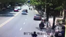 小车撞向石墩四脚朝天冒白烟 驾驶员自己爬了出来