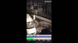 女司机在一男子指挥下挪车错把油门当刹车用 情急之下冲下河