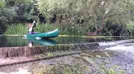 Man falls out of canoe trying to go over a weir