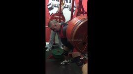 Weighlifter lifts 380 kg from squats an then he fainted