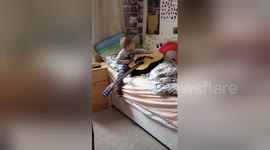 Toddler steals sister's guitar and rocks 'Old MacDonald has a farm'