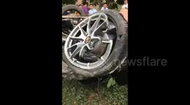 东莞街头上演速8 100多万保时捷变废铁