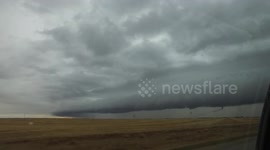 Impressive shelf cloud appears with thunderstorm in Canada
