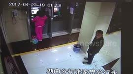 张家界:女子ATM机存款遇抢 取款民警抱摔制服歹徒
