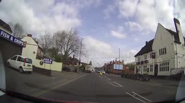 Lorry does U-turn in middle of junction