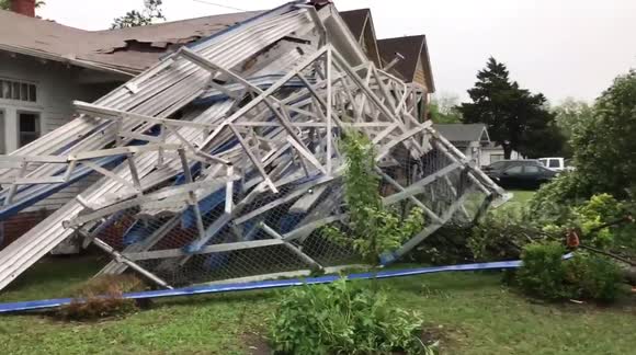 Storm tears through Oklahoma City