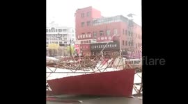 Strong wind blows roof off in northern China