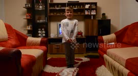 CHILD 6 YEARS - standing on his head
