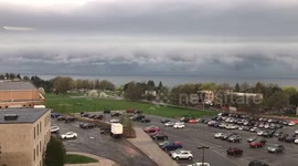 Impressive shelf cloud ahead of severe thunderstorm
