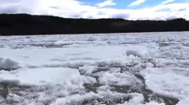China northern-most river starts to melt