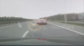 常熟:“大奔”快车道违停倒车 中型货车径直追尾