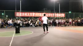 大学生篮球决赛中场休息裁判老师向女友求婚