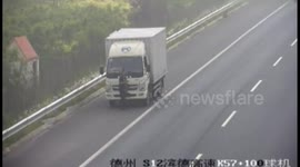 德州:“厉害了”女司机 高速掉头疯狂逆行