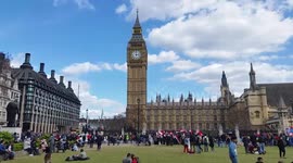 Big Ben striking three pm  the houses of parliament london