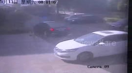 苏州   汽车淹河里 竟是女司机倒车