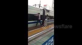 Commuter with finger stuck in train door runs alongside train