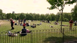 Londoners enjoy the heat in Green Park