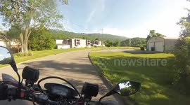 Motorcyclist stops to save a turtle stranded in the middle of the road
