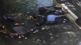扬州  SUV冲下河 市民破窗救人