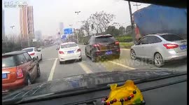 A car was buried by bricks,Luckily, the driver was fine.