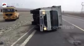 Powerful wind blows down two lorries in northwest China