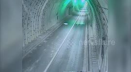 重庆  高速公路驾驶经验不足 轿车隧道内失控撞墙
