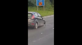 Driver continues on M25 despite missing a tyre