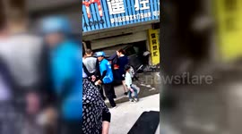 监拍司机踩错油门百万豪车撞进商铺.