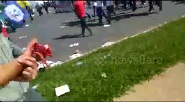 Manifestante é atingido com bombas das forças policias a mando do Presidente Michel Temer