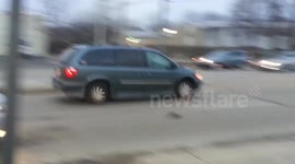 Giant rat stops traffic in Chicago