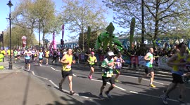 London Marathon 2014 - Crowd Applaud Runners - Embankment