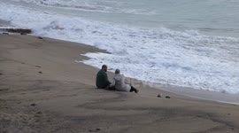 Caught by a wave-Pillados por una ola