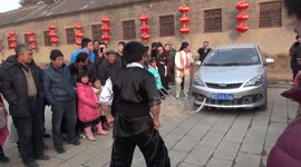 实拍牛人硬气功表演 标枪扎咽喉推动汽车