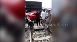 资阳一小轿车追尾火车