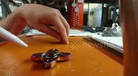 How to spin up a fidget spinner very fast using a pen