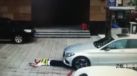 Mercedes driver appears to run over parking attendant deliberately