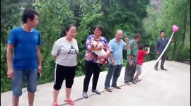 Kung fu man blows balloon to burst through extinguishing pipe