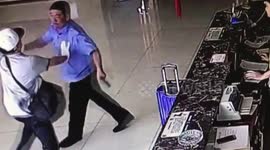 Security guard controls armed robber in hotel